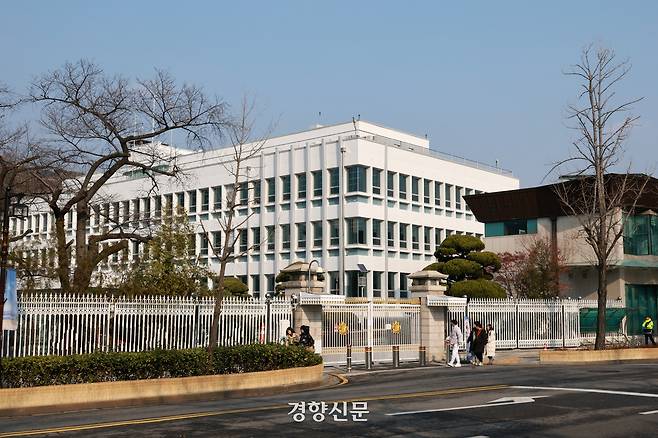 7일 오후 시민들이 대통령 참모들이 근무할 청와대 여민관 앞을 지나가고 있다. 2025.12.7. 정지윤 선임기자