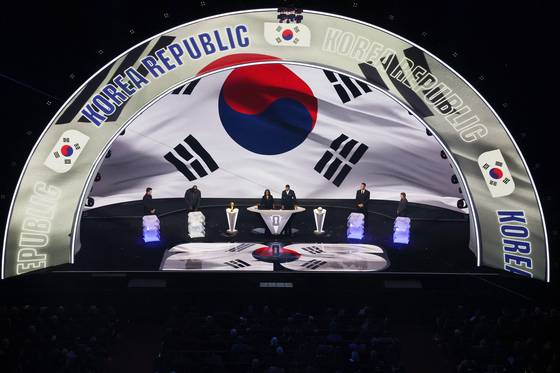 Draw Assistant Shaquille O'Neal draws Korea during the FIFA World Cup 2026 draw in Washington on Dec. 5. [REUTERS/YONHAP]