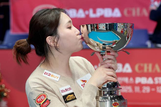 강지은(SK렌터카)이 시상식에서 트로피에 입을 맞추고 있다. PBA 제공