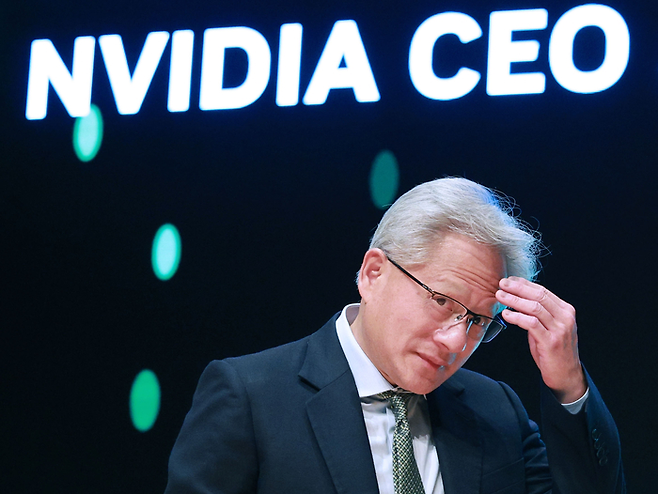 젠슨 황 엔비디아 최고경영자(CEO)가 지난 10월 31일 경주에서 열린 아시아태평양경제협의체(APEC)를 계기로 방한해 기자간담회에 입장하고 있다. <연합뉴스>