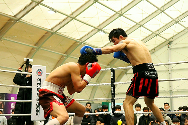 강성철이 2025년 12월 경기도 의정부시청 모두의 운동장 동양태평양복싱연맹 슈퍼페더급 실버 챔피언결정전에서 서로준의 공격을 피하고 있다. 사진=KBM 한국복싱커미션