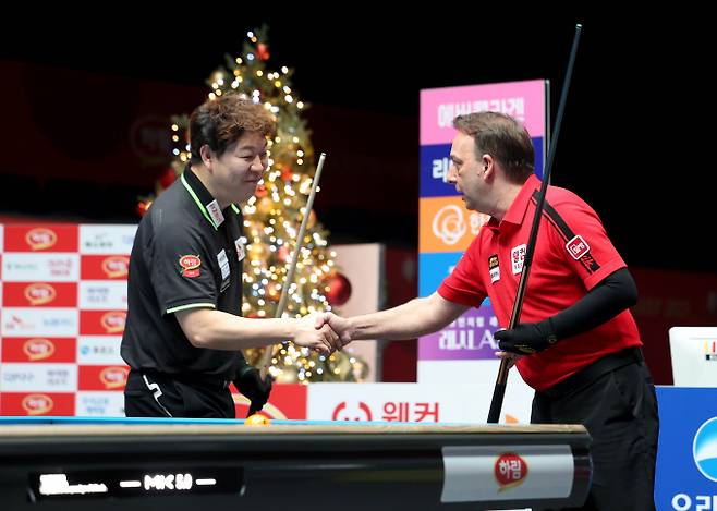 다니엘 산체스가 강동궁을 꺾고 우승을 차지했다. 사진은 7일 경기 고양 킨텍스 PBA스타디움에서 열린 2025-26시즌 8차 투어 하림 PBA-LPBA 챔피언십 PBA결승에 나선 강동궁(왼쪽)과 산체스. /사진=프로당구협회(PBA) 제공