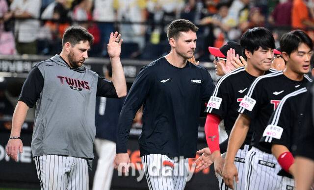 2025년 9월 27일 오후 대전 한화생명 볼파크에서 열린 '2025 신한 SOL뱅크 KBO 리그' LG 트윈스와 한화 이글스의 경기. LG 톨허스트와 오스틴이 9-2로 승리한 뒤 기뻐하고 있다./마이데일리