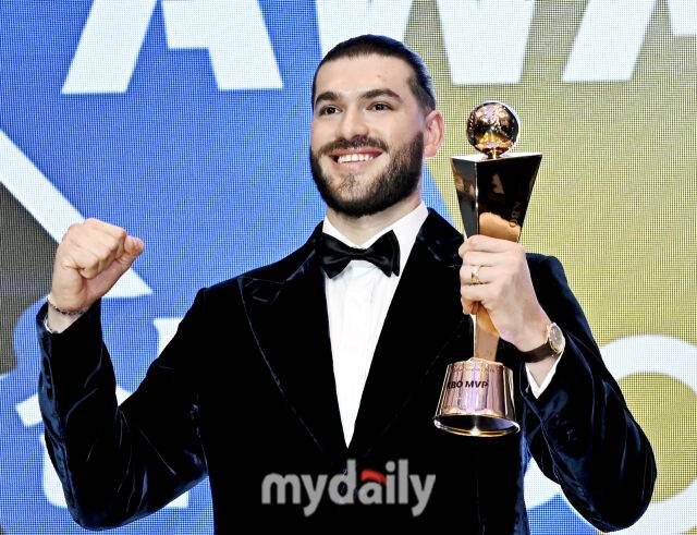 한화 폰세가 24일 오후 서울 잠실 롯데호텔 월드에서 진행된 '2025 KBO 시상식'에서 MVP를 수상하고 있다. 'KBO 시상식'은 퓨처스리그 투·타 개인 부문별 1위 선수 시상을 시작으로 KBO 리그 투·타 개인 부문별 1위 선수, KBO 심판상, 각 포지션별 KBO 수비상, 신인상 및 MVP 시상으로 진행된다./마이데일리