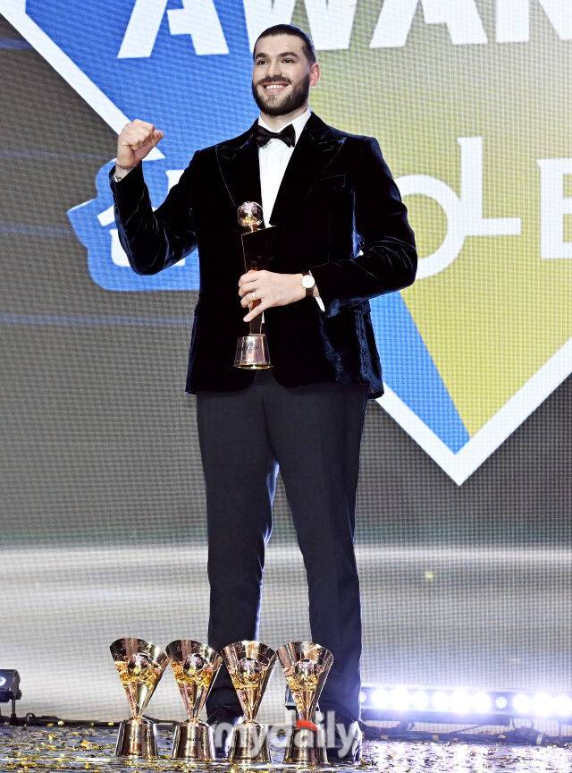 한화 폰세가 24일 오후 서울 잠실 롯데호텔 월드에서 진행된 '2025 KBO 시상식'에서 MVP를 수상하고 있다. 'KBO 시상식'은 퓨처스리그 투·타 개인 부문별 1위 선수 시상을 시작으로 KBO 리그 투·타 개인 부문별 1위 선수, KBO 심판상, 각 포지션별 KBO 수비상, 신인상 및 MVP 시상으로 진행된다./마이데일리