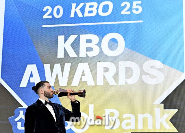 한화 폰세가 24일 오후 서울 잠실 롯데호텔 월드에서 진행된 '2025 KBO 시상식'에서 MVP를 수상한 뒤 트로피 키스를 하고 있다. 'KBO 시상식'은 퓨처스리그 투·타 개인 부문별 1위 선수 시상을 시작으로 KBO 리그 투·타 개인 부문별 1위 선수, KBO 심판상, 각 포지션별 KBO 수비상, 신인상 및 MVP 시상으로 진행된다./마이데일리