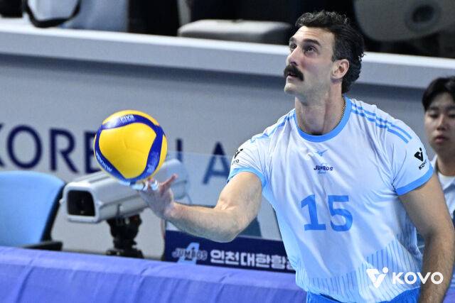 서브하는 러셀./KOVO