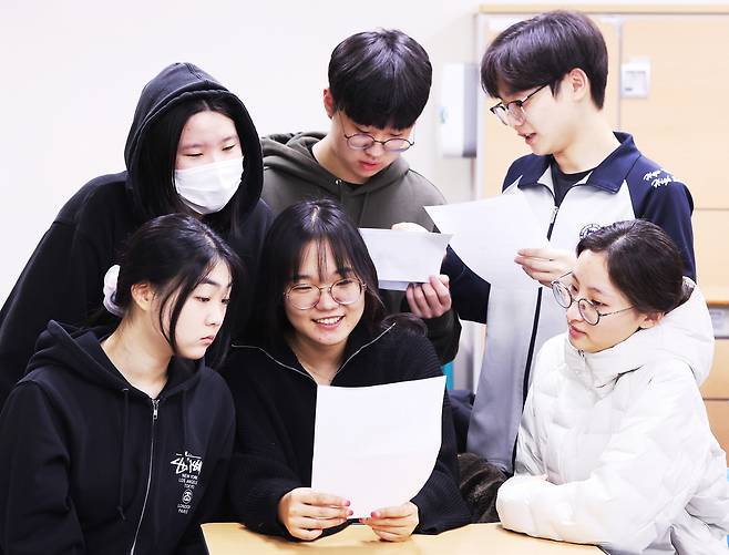 2026학년도 대학수학능력시험 성적표가 배부된 5일 경기도 수원시 효원고등학교에서 학생들이 성적표를 확인하고 있다. [연합]