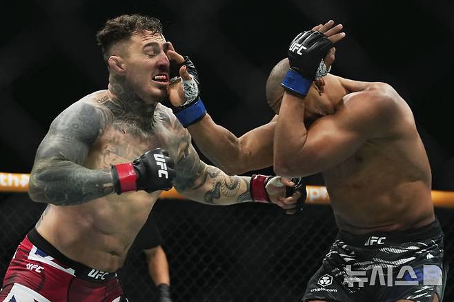 [아부다비=뉴시스/AP] 영국의 톰 아스피날(왼쪽)이 2025년 10월 25일 아랍에미리트 아부다비에서 열린 UFC 헤비급 타이틀전에서 프랑스의 시릴 간과 맞붙고 있다.2025.1.05.