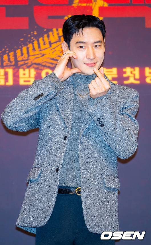 [OSEN=민경훈 기자] 18일 오후 서울 양천구 목동 SBS 방송센터 SBS홀에서 SBS 금토드라마 ‘모범택시3’ 제작발표회가 열렸다.배우 이제훈, 김의성, 표예진, 장혁진, 배유람 주연의 드라마 ‘모범택시3’는 동명의 웹툰을 원작으로 한 시리즈물로, 베일에 가려진 택시회사 무지개 운수와 택시기사 김도기가 억울한 피해자를 대신해 복수를 완성하는 사적 복수 대행극이다.&nbsp;배우 이제훈이 포즈를 취하고 있다. 2025.11.18 / rumi@osen.co.kr