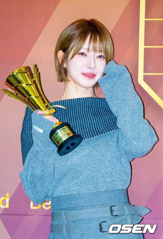 [OSEN=민경훈 기자] ‘2024 대한민국 베스트브랜드 어워즈-대한민국 한류연예대상’ 포토월 행사가 22일 오후 서울 영등포구 여의도동 국회의원회관 대회의실에서 열렸다.한편,&nbsp;2024&nbsp;대한민국 베스트브랜드 어워드’는 소비자들로부터 사랑과 신뢰를 받는 스타,&nbsp;브랜드,&nbsp;인플루언서 등이 한자리에 모이는 대규모 시상식이다.가수 초아가 입장하며 포즈를 취하고 있다. 2024.12.22 / rumi@osen.co.kr