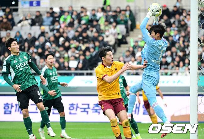[OSEN=상암월드컵경기장, 조은정 기자] 2025 하나은행 코리아컵 전북FC와 광주FC의 결승전이 6일 서울 마포구 서울월드컵경기장에서 열렸다.시민구단 광주는 사상 첫 코리안컵 우승에 도전, 전북은 올해 K리그1 우승에 이어 두 번째 더블을 노린다.전반 전북 김정훈이 광주의 슛에 선방을 하고 있다. 2025.12.06 /cej@osen.co.kr