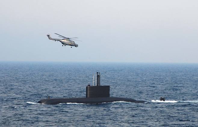 장보고급 잠수함이 해상훈련 도중 수면 위로 부상해서 항해하고 있다. 세계일보 자료사진
