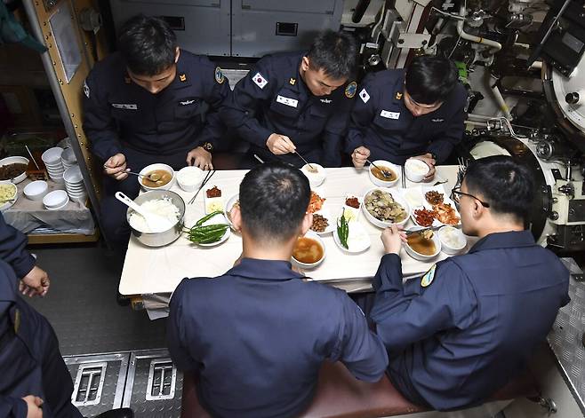 해군 잠수함 승조원들이 모여서 식사를 하고 있다. 세계일보 자료사진