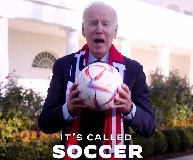 2022년 당시 조 바이든 미국 대통령이 카타르 월드컵 16강전 미국 대 네덜란드 경기를 앞두고 미국 대표팀을 응원하며 SNS에 올린 동영상의 한 장면. 축구는 ‘풋볼’이 아닌 ‘사커’라면서 미국 축구의 우수성을 강조하고 있다. SNS 캡처