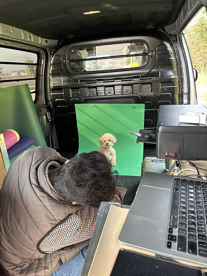 김은선 작가가 이동사진관 ‘포토밴’에서 사진 촬영을 하고 있다. 김은선 작가 제공