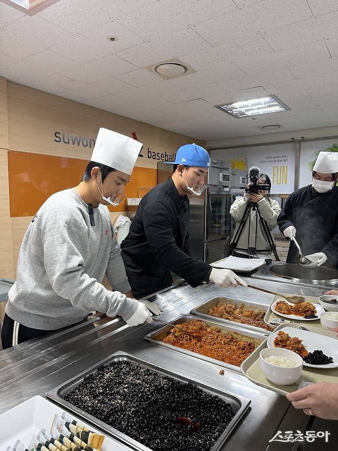 KT 안현민(가운데)이 6일 수원KT위즈파크 구내식당에 팬 46명을 초청해 직접 만든 요리를 대접하고 있다. 사진제공｜KT 위즈