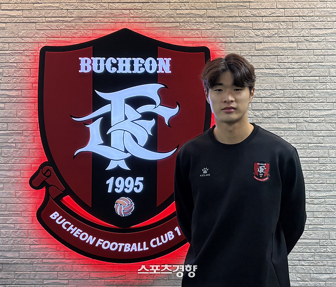 홍성욱이 지난 5일 승강 플레이오프 1차전을 마친 뒤 포즈를 취하고 있다. 박효재 기자