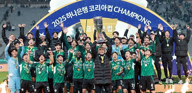 전북현대 거스 포옛 감독(가운데)과 선수들이  지난 6일 서울월드컵경기장에서 열린 광주FC와 2025 하나은행 코리아컵 결승전에서 우승 트로피를 들고 환호하고 있다. 연합뉴스