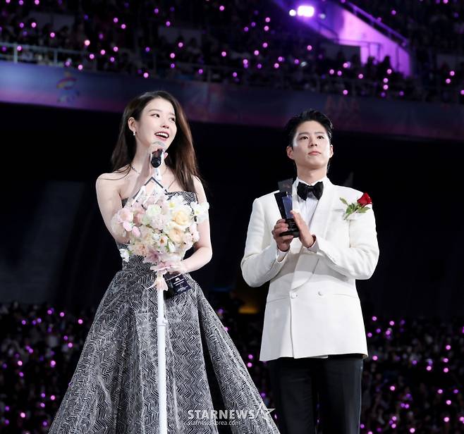 AAA 베스트 커플상 박보검 아이유가 6일 대만 가오슝 내셔널 스타디움에서 진행된 스타뉴스 주최 '10주년 아시아 아티스트 어워즈 2025(10th Anniversary Asia Artist Awards 2025, '10주년 AAA 2025')에서 수상소감을 전하고 있다. 12월 6일~7일 양일에 걸쳐 가오슝 내셔널 스타디움에서 펼쳐지는 '10주년 아시아 아티스트 어워즈 2025(10th Anniversary Asia Artist Awards 2025, '10주년 AAA 2025')'와 페스타 'ACON 2025'는 MTN(머니투데이방송)과 위버스(Weverse)를 통해 각각 TV와 온라인 스트리밍으로 생중계 된다. 2025.12.06 /사진=강영조 cameratalks@