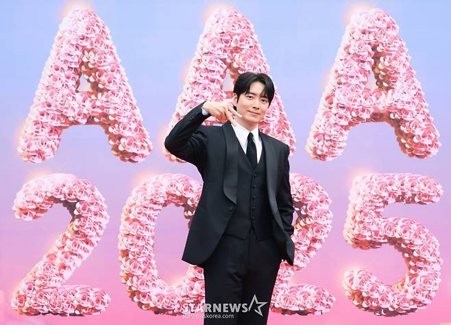 배우 이준혁이 6일 가오슝 내셔널 스타디움에서 진행된 스타뉴스 주최 '10주년 아시아 아티스트 어워즈 2025(10th Anniversary Asia Artist Awards 2025, '10주년 AAA 2025') 레드카펫 행사에 참석해 포즈를 취하고 있다. /2025.12.06 /사진=이동훈 photoguy@