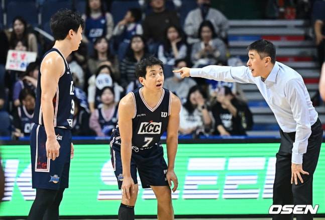 이상민 KCC 감독(맨 오른쪽)이 허웅(맨 왼쪽)과 허훈에게 지시를 내리고 있다.
