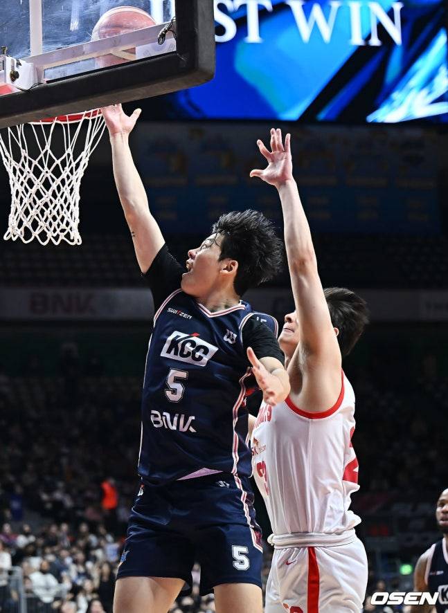 KCC 김동현(왼쪽)이 골밑슛을 시도하고 있다.
