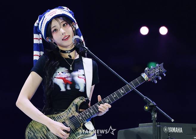 QWER 히나 '사랑스런 큐떱기타'[★포토]