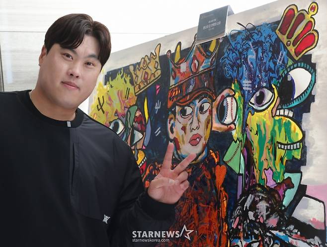 (횡성=뉴스1) 권현진 기자 = 류현진 이사장이 12일 강원도 횡성군 벨라45 컨트리클럽에서 열린 ‘이수그룹과 함께하는 2025 류현진 재단 자선골프대회’에서 작가 루도의 '몬스터 단 한명의 스타' 작품 앞에서 포즈를 취하고 있다. 2025.11.12/뉴스1 Copyright (C) 뉴스1. All rights reserved. 무단 전재 및 재배포, AI학습 이용 금지. /사진=(횡성=뉴스1) 권현진 기자