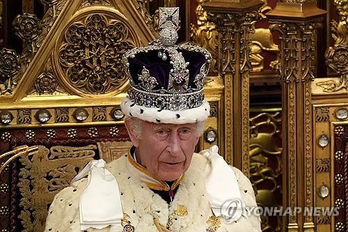 왕실 왕관을 쓴 찰스 3세 영국 국왕 [AP 연합뉴스 자료사진. 재판매 및 DB 금지]