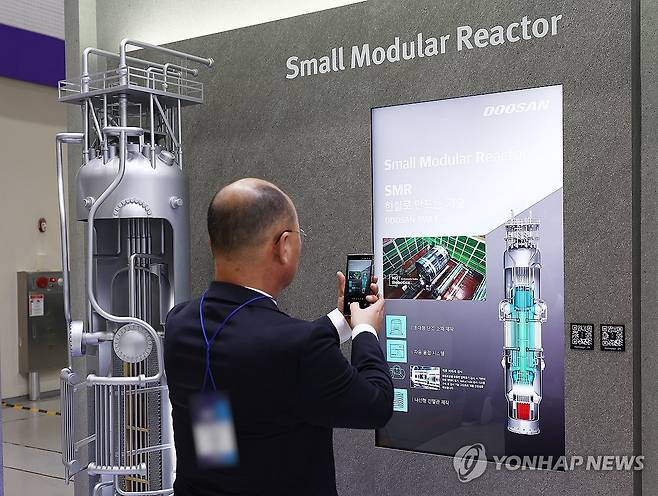 지난 10월 15일 서울 강남구 코엑스에서 열린 '스마트에너지플러스 2025'에서 관람객들이 소형모듈원전(SMR) 모형을 둘러보고 있다. [연합뉴스 자료사진]