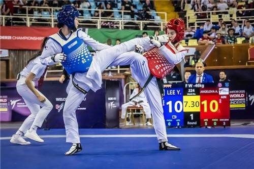 여자 46㎏급 이유민(왼쪽)이 결승 경기를 치르고 있다. [세계태권도연맹 제공. 재판매 및 DB 금지]