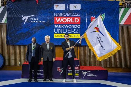 세계태권도연맹 기를 넘겨받은 2027년 대회 개최국 불가리아. [세계태권도연맹 제공. 재판매 및 DB 금지]