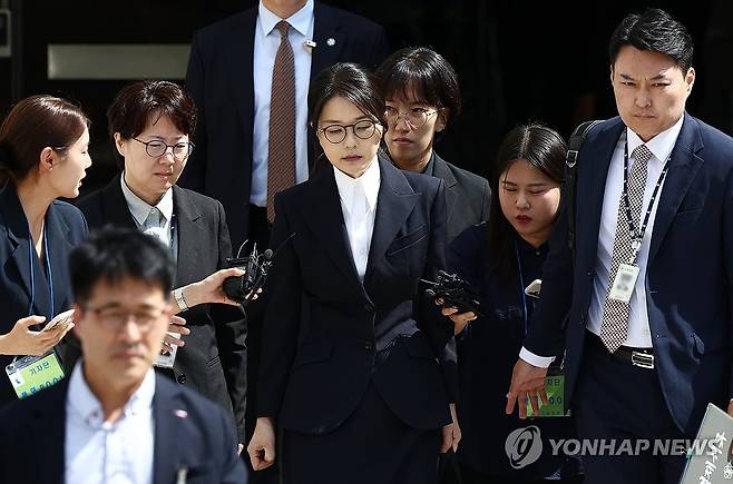 중앙지법 나서는 김건희 여사 (서울=연합뉴스) 윤석열 전 대통령 부인 김건희 여사가 12일 구속 전 피의자 심문(영장실질심사)을 마친 뒤 서울 서초구 서울중앙지법을 나서고 있다. 2025.8.12 [사진공동취재단] photo@yna.co.kr