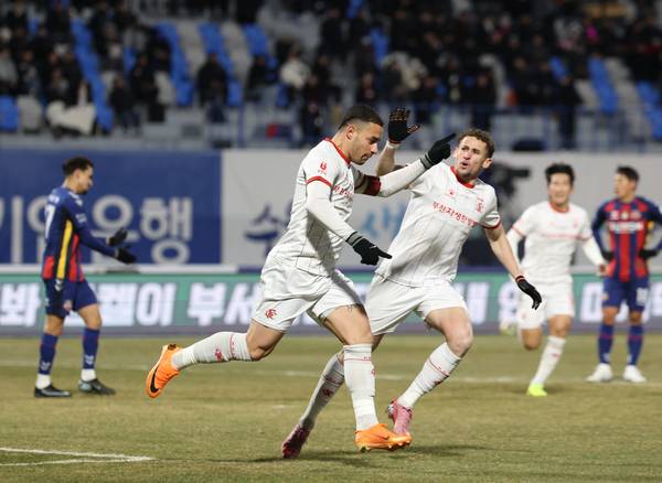 8일 수원종합운동장에서 열린 프로축구 승강 플레이오프 2차전 수원FC와 부천FC의 경기. 전반 부천FC 바사니가 선제골을 넣은 뒤 기뻐하고 있다. 2025.12.8 /연합뉴스