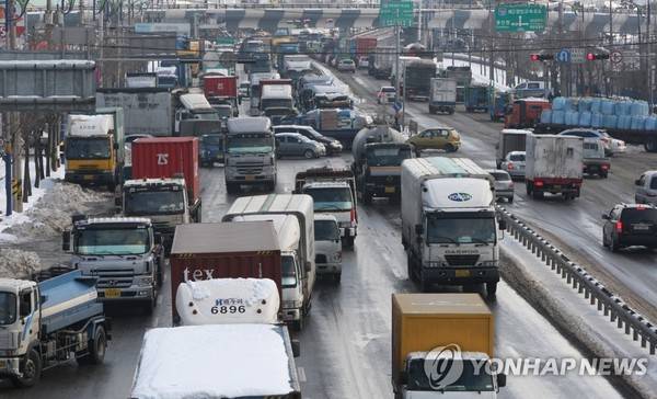 &nbsp;인천내항 인근 교통체증 [사진=연합뉴스]&nbsp;(위 사진은 본 기사와 직접적인 관련 없음)