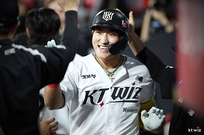 9일 서울 송파구 롯데호텔 월드에서 열리는 신한 SOL Bank KBO 골든글러브 시상식에서 외야수 부문 후보에 오른 kt 위즈 안현민.