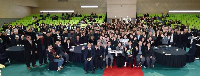 이날 출판기념회 참석 인사들이 손을 흔들어 보이고 있다.
