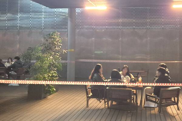 지난 7일 오후 찾은 ACC 그랜드캐노피 하부 광장에서는 데크공사를 위한 통제선이 쳐져있다. 사진은 통제선을 넘어 맥주와 음료를 마시고 있는 시민들.