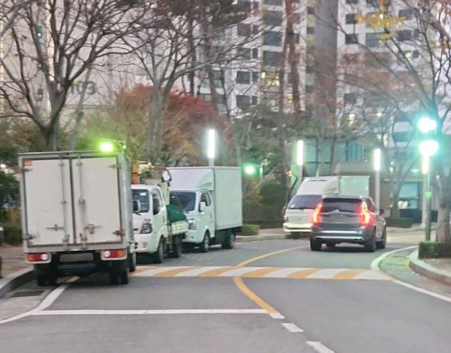 부산 수영구 한 아파트에서 1t 트럭과 적재함이 탑재된 트럭(탑차) 소유 주민들이 주차장 이용 제한에 반발하며 집단 항의를 이어가고 있다. 독자 제공