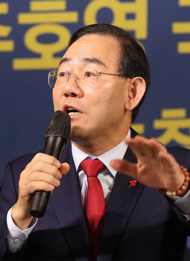 ▲ 주호영(국민의힘 대구 수성구갑 국회의원) 국회 부의장이 8일 남구 대구아트센터에서 열린 아시아포럼21 초청토론회에서 기자들의 질문에 답하고 있다. 아시아포럼21 제공