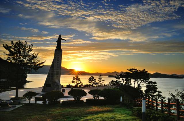 이순신공원 해돋이 모습./경남도/