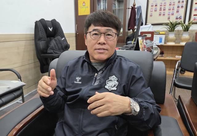 이흥실 경남FC 대표이사가 8일 창원축구센터 집무실에서 배성재 감독 선임 배경을 설명하고 있다.