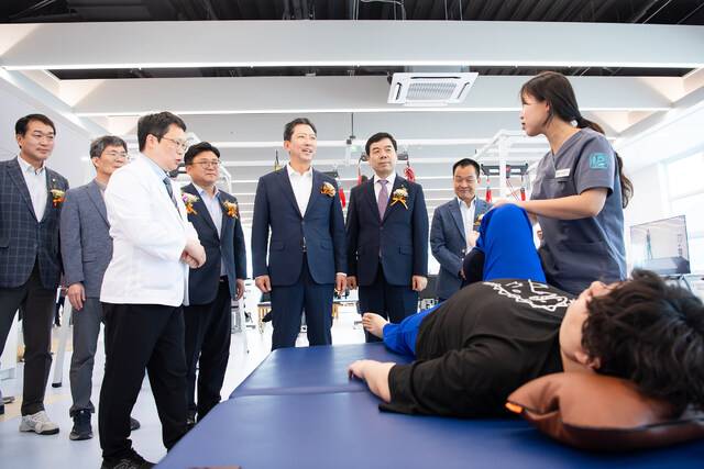 김장호 구미시장이 전국에서 기초자치단체로는 처음 문을 연 근로복지공단 구미의원을 찾아 재활치료 중인 근로자를 격려하고 있다. 구미시 제공