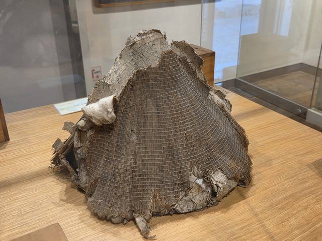 오어사 유물관에 전시되고 있는 원효대사가 쓰고 다니던 삿갓.