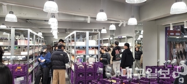 최근 고물가와 경기 침체가 지속되면서 가성비 매장을 찾는 소비자들의 발걸음이 이어진 가운데 지난 7일 오후 대구 동성로 한 창고형 뷰티아울렛 에 손님들의 발길이 이어지고 있다. 권영진 기자