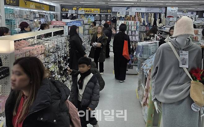 여행용 소품과 뷰티 액세서리 코너에는 일본인·동남아 관광객들이 몰려 있었다. (사진=한전진 기자)