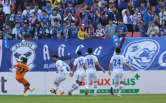 7일 오후 서귀포시 제주월드컵경기장에서 하나은행 K리그 2025 승강 PO 2차전 제주SK와 수원삼성의 경기 전반 제주 김승섭이 선제골을 성공시키고 있다. 사진=연합뉴스