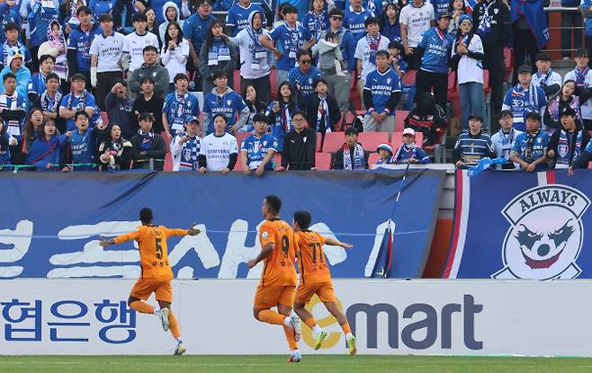 7일 오후 서귀포시 제주월드컵경기장에서 하나은행 K리그 2025 승강 PO 2차전 제주SK와 수원삼성의 경기 전반 제주 이탈로가 두번째 골을 성공시킨 뒤 동료와 세리머니를 하고 있다. 사진=연합뉴스
