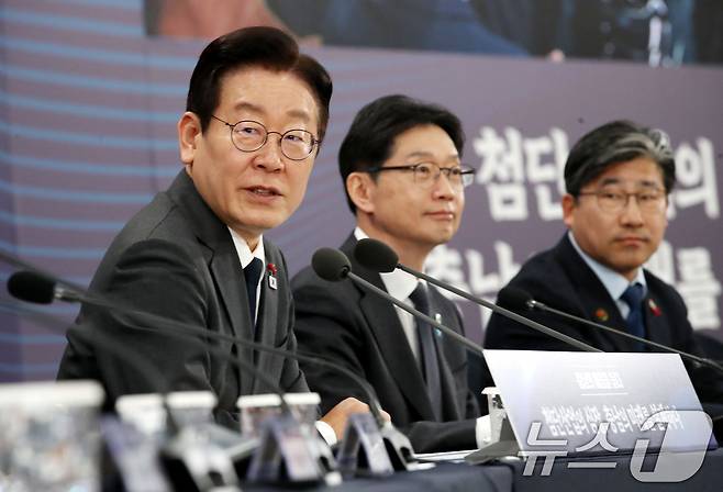 이재명 대통령이 지난 5일 오후 충남 천안 한국기술교육대학교에서 열린 ‘충남의 마음을 담다’ 타운홀미팅 간담회에서 발언을 하고 있다. 2025.12.5/뉴스1 ⓒ News1 대전충남사진공동취재단